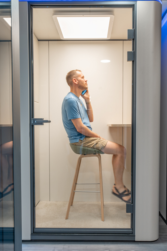 homme téléphonant dans une phone box