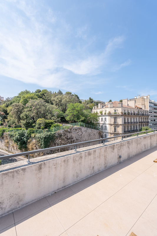 terrasse et ciel bleu